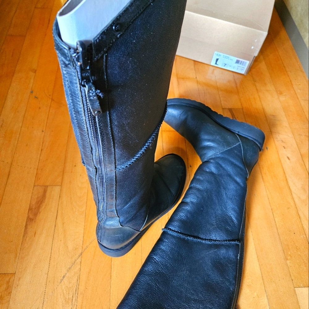 Tall leather UGG full fur full zipper size 6.5 black boots